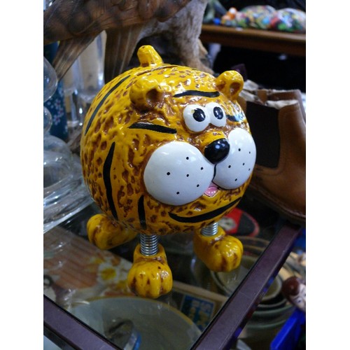 291 - WOBBLY CAT MONEY BOX