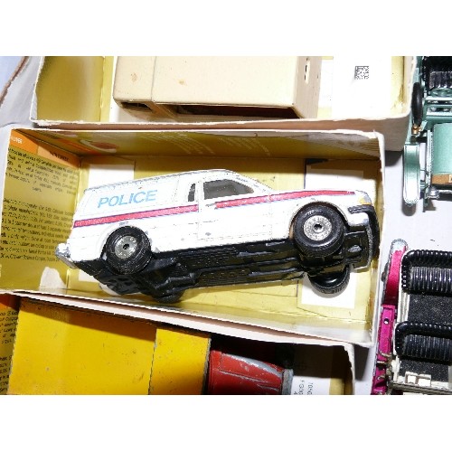 337 - A MIXED COLLECTORS BOX OF CARS, LORRIES, TRACTORS AND OTHER VEHICLES INCLUDING MATCHBOX, CORGI AND D... 