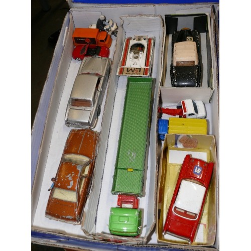 359 - A MIXED COLLECTORS BOX OF CARS, LORRIES AND OTHER VEHICLES INCLUDING CORGI.