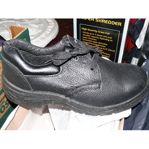 193 - BRAND NEW STEEL TOE-CAP SAFETY SHOES SIZE 42.