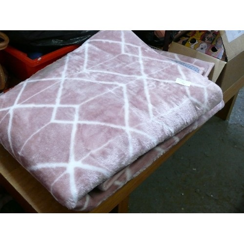 281 - VERY SOFT PINK RUG 110CM X 160CM