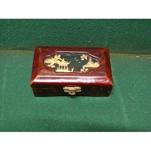 40 - A SMALL ORIENTAL JEWELLERY BOX WITH 3D SCENE IN THE LID AND CONTENTS OF MIXED JEWELLERY ETC.