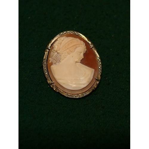 45 - A LARGE VINTAGE CAMEO BROOCH OR PENDANT CARVED WITH THE PROFILE OF A GREEK LADY. THE CONTINENTAL 800... 