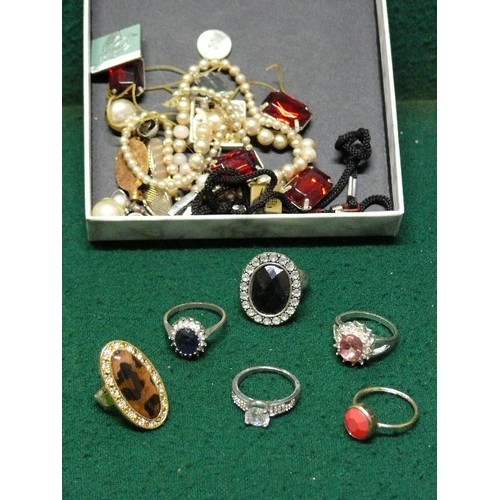 4 - A SELECTION OF VINTAGE AND MODERN COSTUME JEWELLERY INCLUDING RINGS, STRING OF FAUX PEARLS (broken c... 