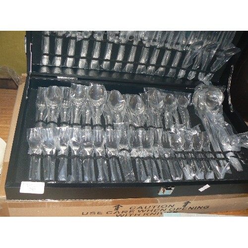 392 - NEW CUTLERY SET IN A CASE, 75 PIECE.