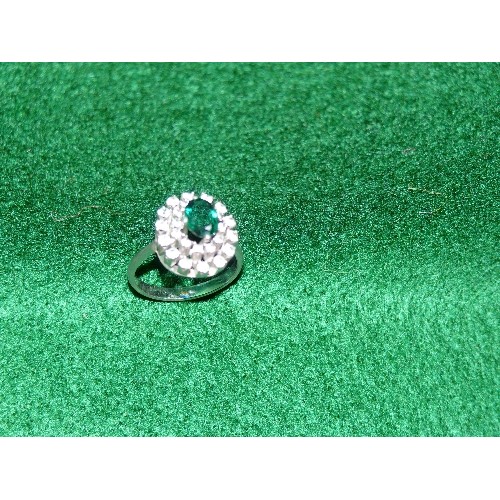 46 - A VINTAGE WHITE METAL DRESS RING SET WITH A CENTRAL FAUX EMERALD SURROUNDED BY DIAMANTE.