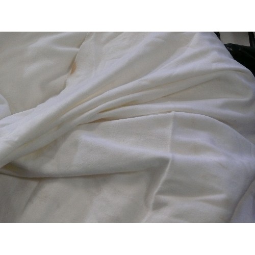 241 - WHITE FABRIC 25M X 1.4M.