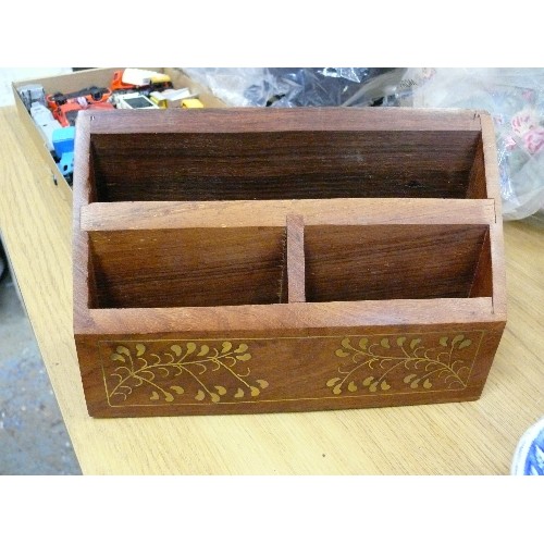 319 - HEAVY MAHOGANY DESK TOP LETTER RACK WITH INLAID BRASS DESIGN.