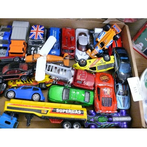 333 - A MIXED BOX OF DIECAST CARS AND OTHER VEHICLES.