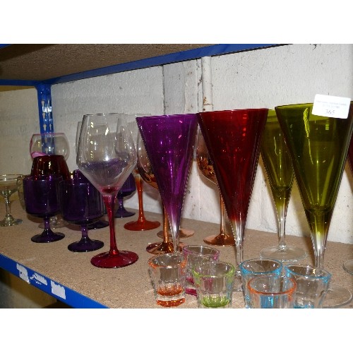 365 - A NICE SELECTION OF MIXED COLOURED GLASSWARE.