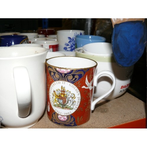 366 - A LARGE QUANTITY OF MIXED MUGS.