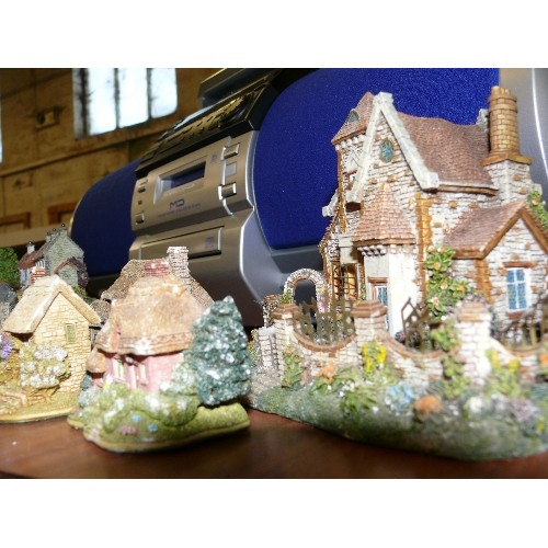 369 - A COLLECTION OF LILLIPUT LANE AND DANBURY MINT MODEL HOUSES.