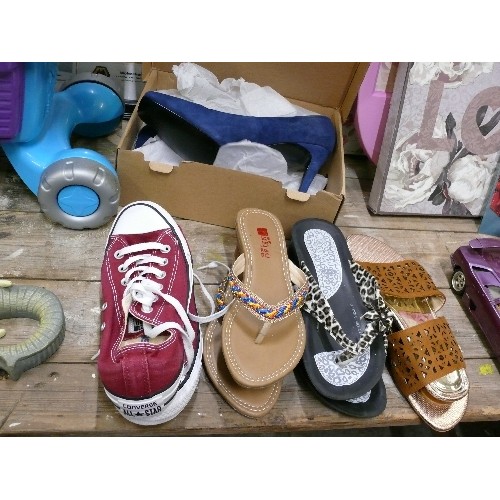 459 - TOTAL OF FIVE PAIRS OF LADIES NEW FOOTWARE.  THREE PAIRS OF FLIP-FLOPS SIZE 39, PAIR OF CONVERSE ALL... 