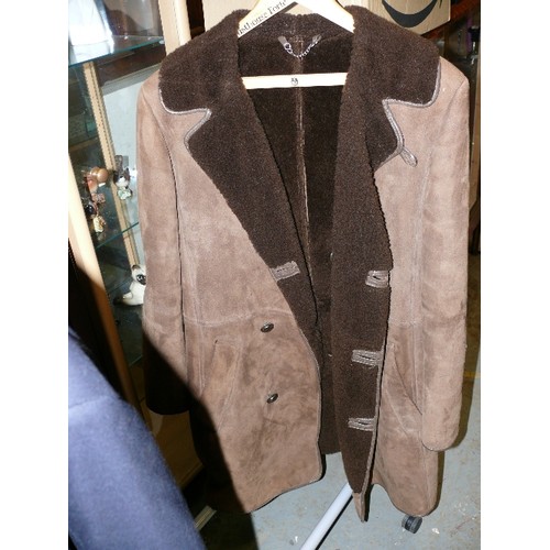 465 - VINTAGE LADIES DARK BROWN SHEEPSKIN COAT (NO SIZE).