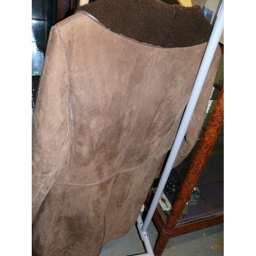 465 - VINTAGE LADIES DARK BROWN SHEEPSKIN COAT (NO SIZE).