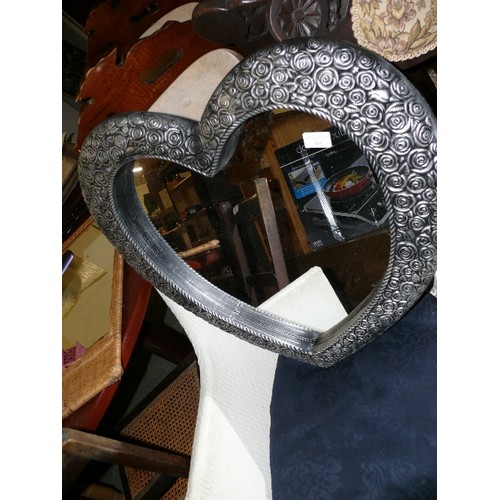 484 - LARGE LOVEHEART MIRROR WITH A METAL ROSE EFFECT BORDER.