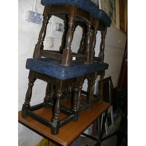 500 - FIVE VINTAGE SOLID OAK BAR STOOLS (LOW) WITH TEAL VINYL SEATS.