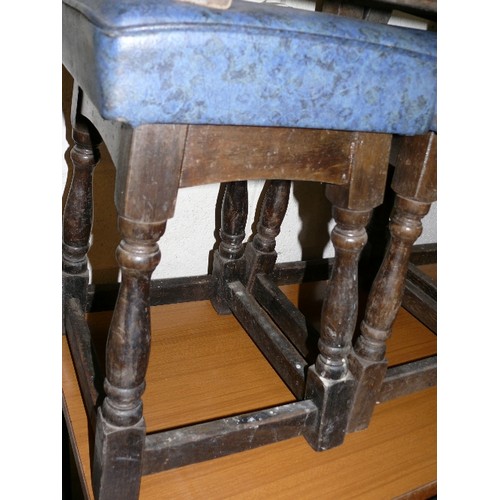 500 - FIVE VINTAGE SOLID OAK BAR STOOLS (LOW) WITH TEAL VINYL SEATS.