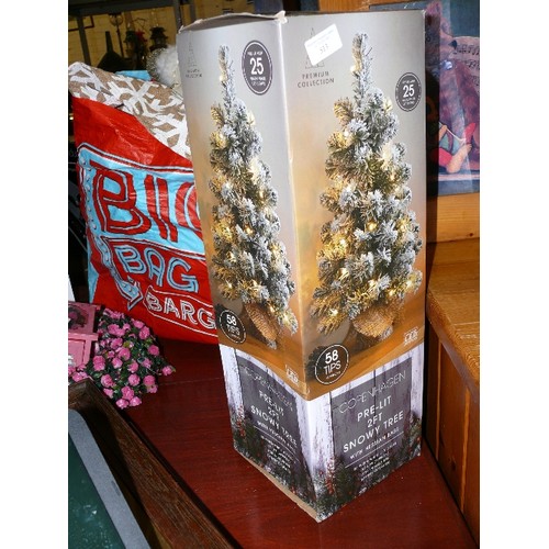 513 - PRE-LIT 2FT SNOWY TREE WITH HESSIAN BASE, BOXED.