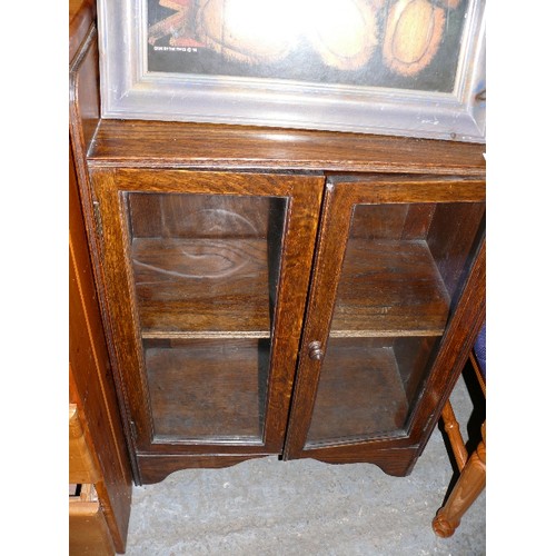 473 - GALLERIED RETRO OAK SMALL BOOKCASE WITH GLASS DOORS.