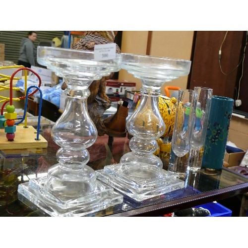 300 - A PAIR OF LARGE GLASS CANDLEHOLDERS, TWO GLASS VASES AND A CERAMIC VASE.