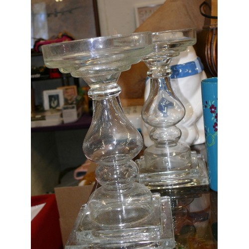 300 - A PAIR OF LARGE GLASS CANDLEHOLDERS, TWO GLASS VASES AND A CERAMIC VASE.