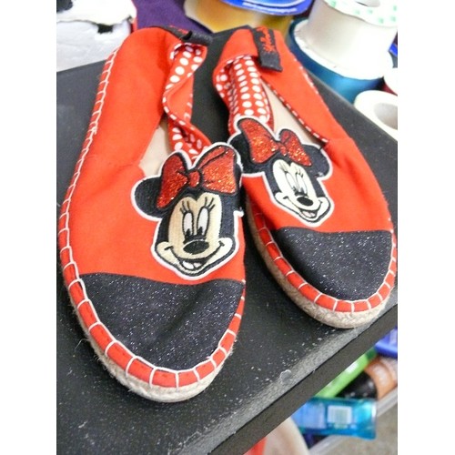 310 - PAIR OF MINNIE MOUSE SHOES SIZE 7 AND A PAIR OF GLITTERY SANDALS SIZE 40.