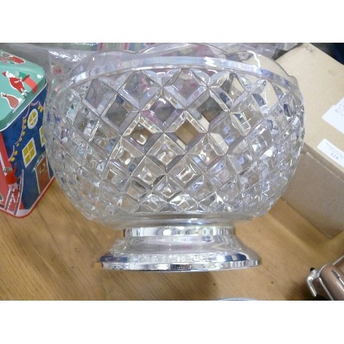 325 - A LARGE VINTAGE MOULDED GLASS FRUIT BOWL ON PLATED STAND AND A CUT GLASS WATER JUG.