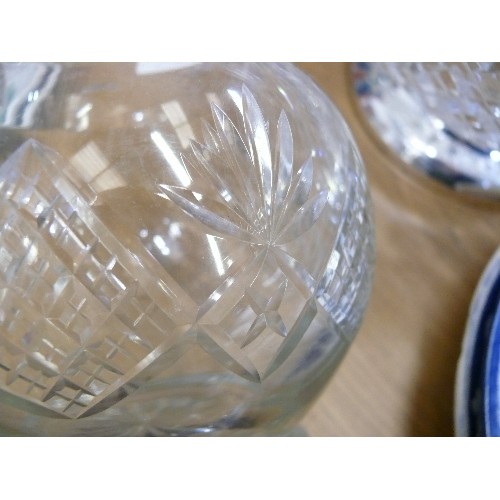 325 - A LARGE VINTAGE MOULDED GLASS FRUIT BOWL ON PLATED STAND AND A CUT GLASS WATER JUG.