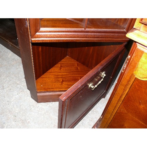 480 - MAHOGANY STYLE SLIM CORNER DISPLAY CABINET WITH GLASS DOORS AND AN UNDER DRAWER.