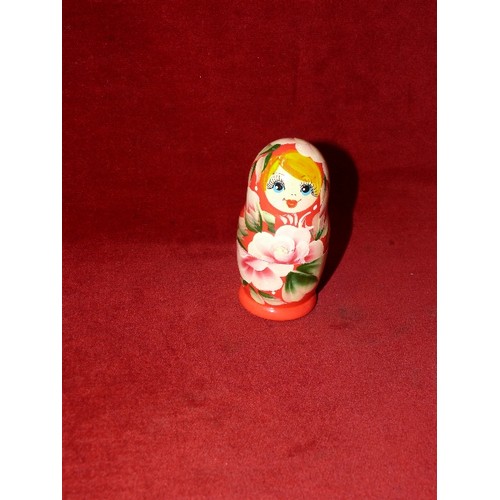 71 - SMALL STACKING RUSSIAN DOLLS - FLORAL DECORATION.