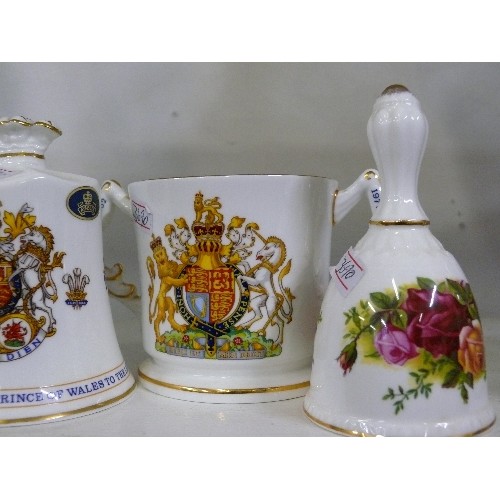 99 - AYNSLEY DOUBLE HANDED MUG AND A BELL LISTING KINGS AND QUEENS, COMMEMORATIVE AYNSLEY BELL AND A ROYA... 