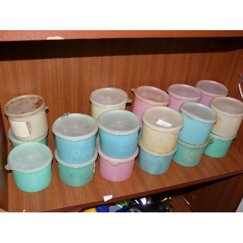 172 - LARGE COLLECTION OF VINTAGE TUPPERWARE POTS WITH CONTENTS OF SCREWS AND FIXINGS.