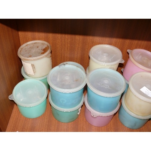 172 - LARGE COLLECTION OF VINTAGE TUPPERWARE POTS WITH CONTENTS OF SCREWS AND FIXINGS.