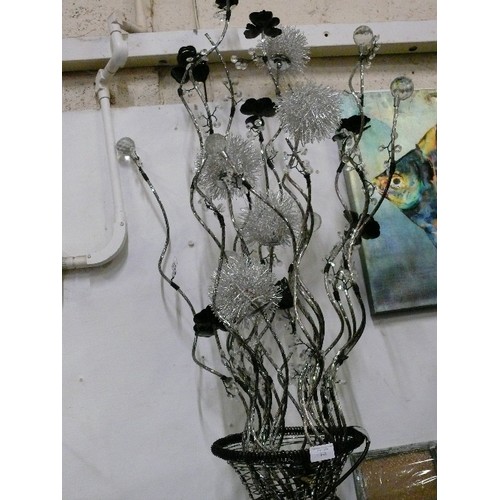 148 - LARGE VERY DECORATIVE VASE WITH FLOWER LIGHTS.