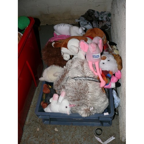 162 - A VERY LARGE COLLECTION OF MIXED TEDDY BEARS AND CUDDLY TOYS.