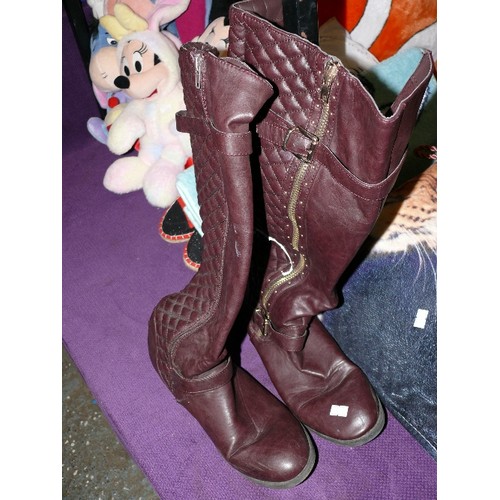 184 - PAIR OF LADIES BOOTS SIZE 41.