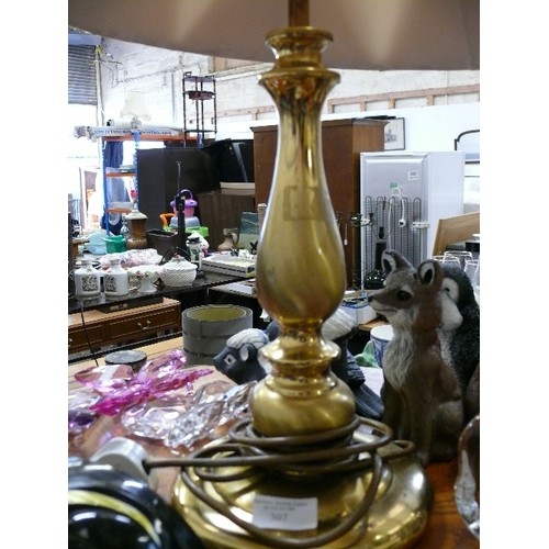 307 - A BRASS BASED TABLE LAMP.