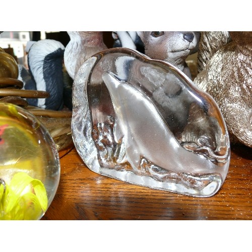 309 - THREE VARIOUS DECORATIVE PAPERWEIGHTS.