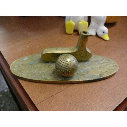 319 - A BRASS GOLF THEMED PEN HOLDER DESK STAND.