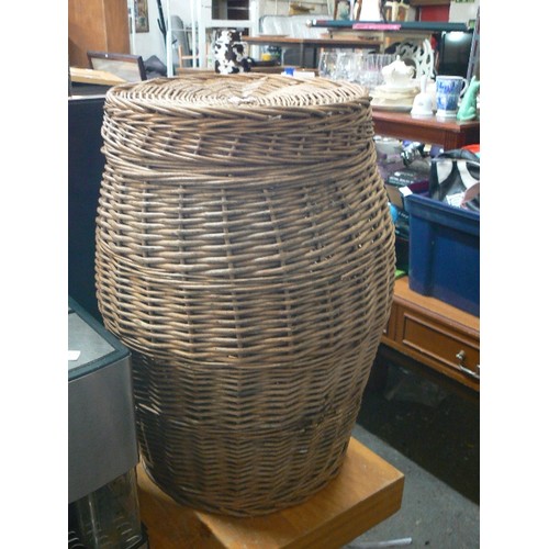 357 - A LARGE WICKER LAUNDRY BASKET.