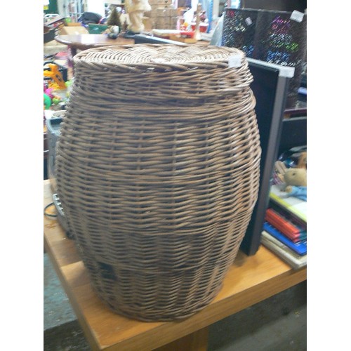 357 - A LARGE WICKER LAUNDRY BASKET.