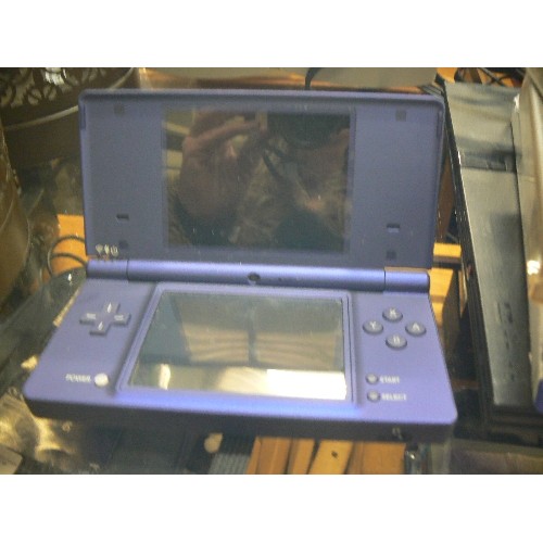 352 - A NINTENDO DS CONSOLE.