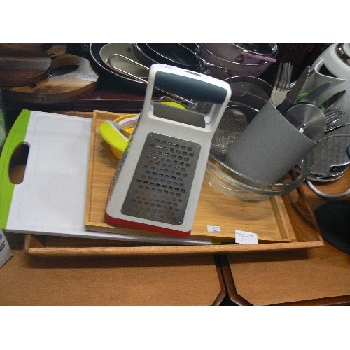 315 - WOODEN TRAY WITH CONTENTS OF KITCHENWARE.