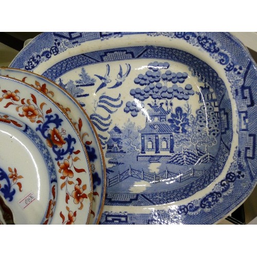 107 - TRAY OF MIXED ORIENTAL STYLE CHINA INCUDING WILLOW PATTERN.