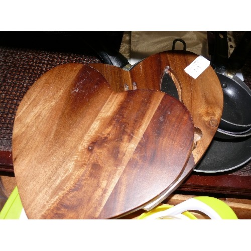 310 - A SOLID WOOD HEART SHAPED CHEESE BOARD WITH CHEESE KNIVES INSIDE.