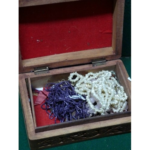 41 - CARVED WOODEN JEWELLERY BOX  CONTAINING MIXED JEWELLERY INCLUDING FRESH WATER PEARLS.