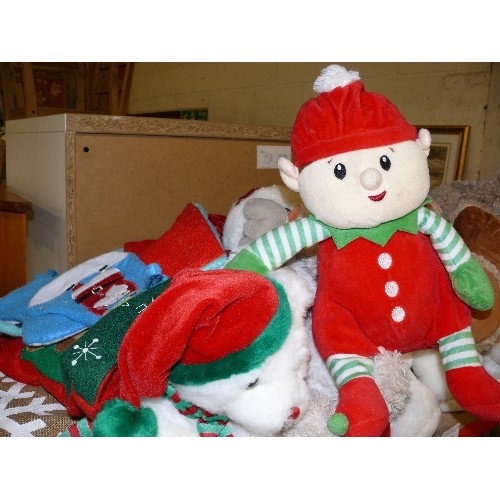 336 - A COLLECTION OF CHRISTMAS SOFT TOYS AND STOCKINGS.