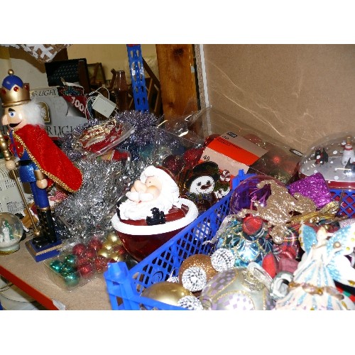 337 - A SELECTION OF CHRISTMAS DECORATIONS AND ORNAMENTS.