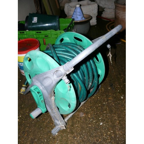 542 - HOSE PIPE ON REEL.